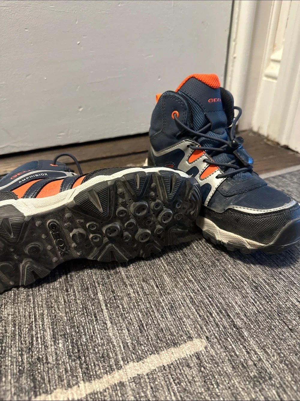 Kids hiking boots